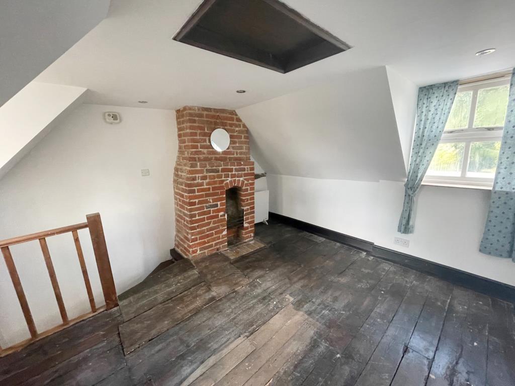 Lot: 36 - VACANT TWO-BEDROOM CHARACTERFUL COTTAGE IN NON ESTATE LOCATION -